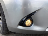 霧の中で点灯させて進行方向の路面を照らしつつ、対向車などに自分の車を知らせる事に役立つフォグランプが装着されています。