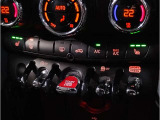 MINIの内装はとにかく『円』に拘ったデザインコンセプトが一目で伝わってきます。これほど円形に拘った車は他に御座いません。伝統のデザイン、トグルスイッチなど遊び心のある内装で御座います。