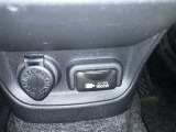 12V/120WのアクセサリーソケットとAC100V/1500Wのアクセサリーコンセントが付いています。