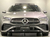 フロントグリル中央に大きく輝くスリーポインテッドスター。メルセデスベンツならではのステータスを強く感じる事ができます