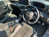 運転席は使用感少なく綺麗です。