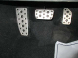 スポーティーな雰囲気を演出してくれるアルミブレーキパッドを装備しています!!
