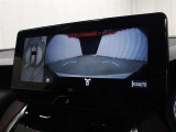 車両を上から見たような映像をナビ画面に表示するパノラミックビューモニター(シースルービュー機能付)。運転席からの目視だけでは見にくい、車両周辺の状況をリアルタイムで確認できます。