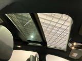 パノラミックルーフで明るい車内と開放感あるドライブをお楽しみいただけます。