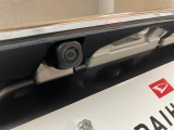 バック駐車が苦手な方にも安心のバックカメラ付き車!ナビやモニターを付けることで見えにくい後方を確認する事が出来ますよ♪
