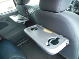運転席と助手席後ろにシートバックテーブルが付いています。
