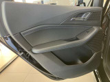 BMWはドアが分厚いです。衝突によりドアがつぶれてしまった場合にも外からいち早くドアを開けれるよう考えられています。数十秒の救出の遅れが命につながりかねない場合、こういった配慮が重要なポイントです。