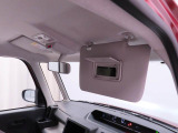 運転席サンバイザー裏にバニティミラー。気になった時にサッと身だしなみチェック。