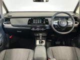 【インパネ】運転のしやすさを最優先に設計された見晴らしの良いフロントビュー。車両間隔が掴みやすく狭い道でも安心♪「安全」と「品質」を最優先に、安心してお乗りいただけるクルマを提供いたします。