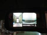上から見下ろしているような映像で駐車をサポートするアラウンドビューモニターと、安心のバックモニター付き!駐車が苦手な方でも安心して車庫入れができますよ♪