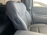 助手席側のシートに運転席側からシートのポジションを変更できるようになってます。