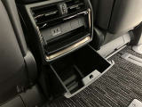 何かと便利なグローブボックス。メンテナンスノートや車検証、ちょっとしたメモと筆記用具等を入れておくとあればもしもの時にも便利ですね。