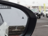 【ブラインドスポットモニター】走行中、車両後方の死角になりやすい箇所に後続車が接近するとサイドミラーのレンズに警告を表示!ドライバーに注意喚起をしてくれます。