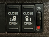 【両側パワースライドドア】両側がパワースライドドアになっており、運転席のスイッチやスマートキーでも開閉が可能です!開口部も広いので乗り降りも楽々♪