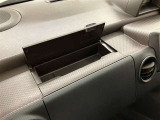 何かと便利なグローブボックス。メンテナンスノートや車検証、ちょっとしたメモと筆記用具等を入れておくとあればもしもの時にも便利ですね。