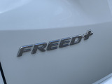 エンブレムです。テールゲート左側についております!車種によってシルバーだけでなくゴールドやブラックなど色を変えることのできるオプションもあります。ご希望御座いましたら商談の際にお申し付けくださいませ!