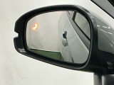 ブラインドスポットインフォメーションは走行中、斜め後ろに車両を感知すると、ドアミラー上のマークを点灯してお知らせします