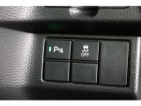 バックの際、クルマの後方と斜め後ろにある障害物の接近を音と表示で知らせ、安心感のある運転をサポート。