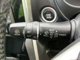 レバーには各位置の表示が見やすくまとめられ、運転席から確認しやすい配置です。前後の操作表示も備わり、天候や視界に応じた日常の操作をサポートします。