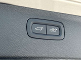 テールゲートには、ハンズフリー・オープニング/クロージング機能も搭載しています。両手に荷物を抱えていてもそのままでリアバンパーの下で足を動かすだけでパワーテールゲートが自動的に開閉します。