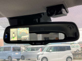 自動防眩ルームミラーで夜間のまぶしさを軽減してくれます。アラウンドビューモニターが映ります。