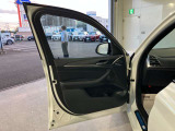 アンビエントライト:直接照明と間接照明を組み合わせて車内を印象深く演出し、寛ぎに満ちたインテリアの雰囲気を生み出します。