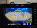【リヤカメラ・ワイドビュー】後方を広く映し出し、左右からの接近車両や歩行者も確認しやすいビューです。