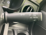 レバー上の表示で各操作位置を確認しやすく、運転中も手元で扱いやすい設計です。点灯操作をまとめて行えるため、日常の運転にも便利です。