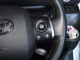 ステアリングスイッチ付きで、運転中に視線を前に向けたまま操作できます。