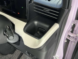 【ドリンクホルダー】さまざまな場所にございますので便利ですよ。