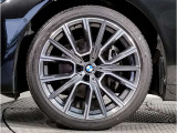 BMWの純正アロイホイールは軽量かつ強度にも優れているホイールで走行性能を引き上げる設計になっております。足元にもBMWは妥協がなくこだわっている個所になります。