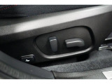理想のシートポジションを叶えてくれる電動パワーシート。前後や高さの位置を自由に調整することができます。
