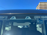前方の車両や歩行者などをカメラで検知し、衝突回避や被害軽減を支援するエマージェンシーブレーキ。