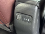 後席に乗る方のスマホ充電に便利な充電用USBソケットを完備。後席シートベルトの装着状況を一目で確認できるインジケーターも備えています。