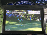テレビ番組を表示できるモニターを備えており、停車中の待ち時間などに映像をお楽しみいただけます。画面で番組を確認できるため、車内で過ごす時間にも便利です。