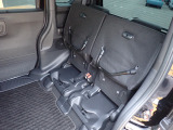 ◆チップアップ&ダイブダウン機構付【ULTR SEAT】は後席座面を左右分割で跳ね上げることができます。トランクで積載できない背の高い荷物をラクラク収納できます。ホンダ車ならではの人気装備です。