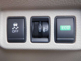 【VDC】運転操作やクルマの速度を検知して、ブレーキやエンジン出力の制御を 自動的に行い、滑りやすい路面やカーブを曲がるときや障害物を回避するときにクルマ の横滑りを軽減し、運転に安心感を与えます。