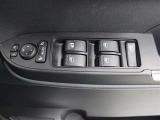 運転席からも操作可能な全席パワーウィンドウが装備されています。