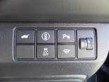 運転席からテールゲートの開閉が可能です。パーキングセンサ―、フロントガラス熱線、VSA、安全支援情報スイッチです。