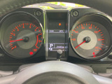 視認性の高いメーター類で、運転に必要な情報を的確に把握できます。走行距離やエンジン回転数などが一目で分かるので、安全運転に繋がります。