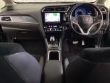 車内は光触媒抗菌消臭施工済です。インパネ周りはスタイリッシュなデザインです。グローブボックスやカップホルダーのほかにトレーなどたくさんの収納スペースが付いています。