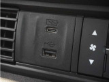 ◆USB入力端子◆USB接続、スマートフォンの充電等にも便利なUSBチャージャー使いやすい場所に装備されています。