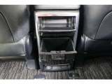 センターコンソールの後方には収納や【100V・100W電源】が装備されています。シートバックにはタブレットや雑誌などの収納に便利なポケットが装備されています。