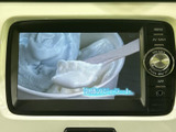 テレビ映像を画面で視聴できる装備です。停車中の休憩時間などに映像を楽しめるため、車内で過ごすひとときにも活用できます。画面表示を確認しながら操作できるのも便利です。