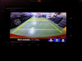 バックカメラの画像です。ガイドラインがスムースな車庫入れをサポートいたします。車庫入れの安心感がアップしますね。
