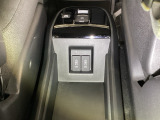 センターコンソール内の収納部分には、充電可能なUSB端子がついています。移動中に充電もできるので便利です。