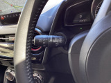 レバーをAUTOの位置にしているとき、レインセンサーが雨を感知すると、雨量に応じてワイパーが自動で作動してくれるオートワイパーを装備!設定変更で非作動にすると、間欠作動に固定されます。