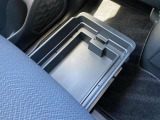 助手席下にも収納できるスペースが!車内をスッキリまとめることができます!