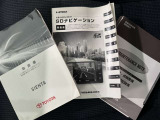 メンテナンスノート、取扱説明書です。 その車の整備記録が事細やかに記録されています。 車が生まれてから今までどのような道を歩んできたのか判るとても重要な物ですよ。