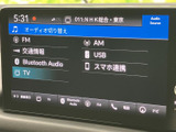 FMやAM、Bluetooth Audio、USBなど複数の音源が一覧で表示され、選択肢が分かりやすい画面です。お好みに合わせて音源を切り替えられ、日常使いに便利です。